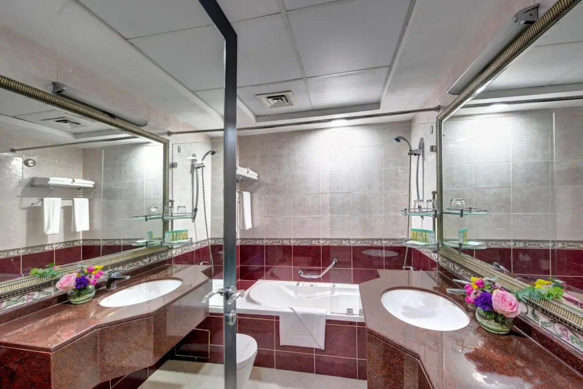 Howard Johnson Plaza by Wyndham Dubai Deira 8